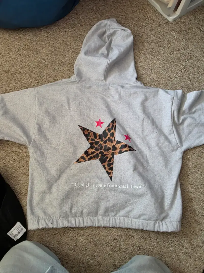 Polerón gris con capucha y diseño de estrella - 1