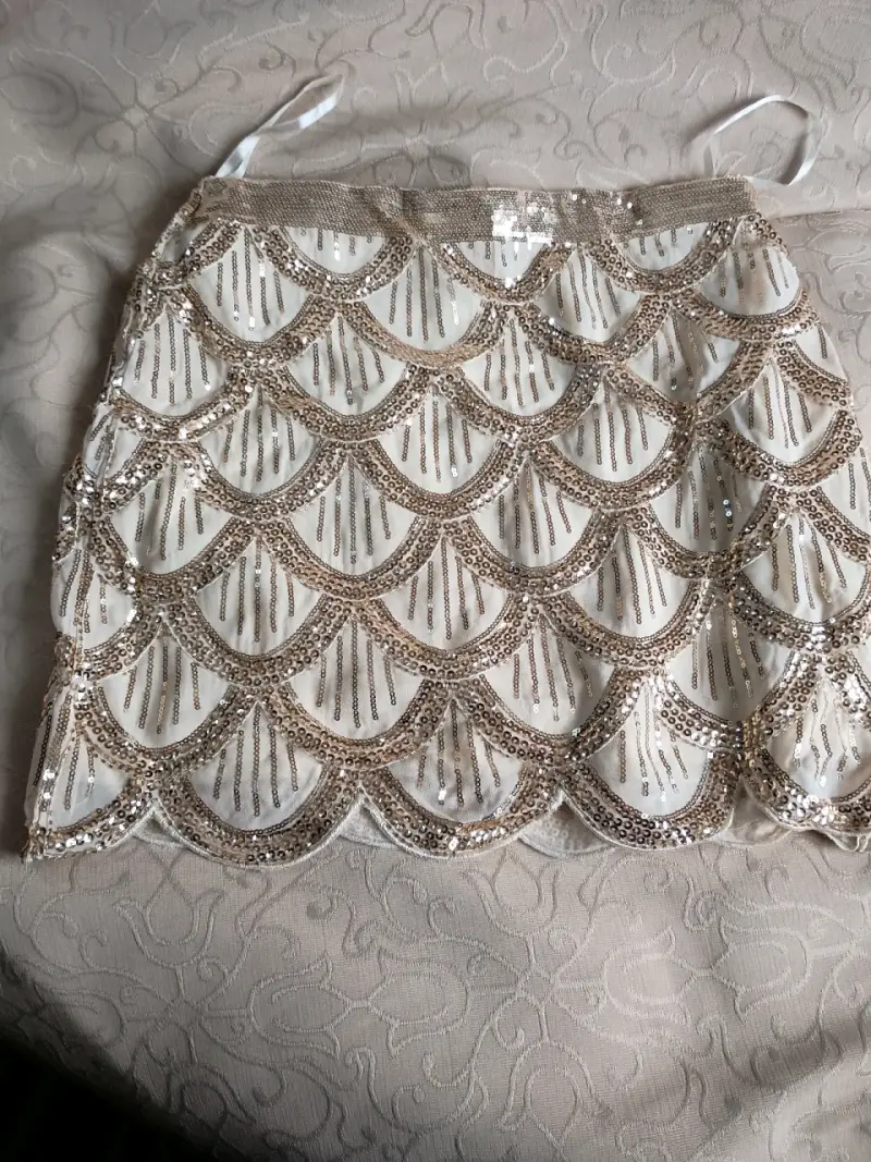 Falda corta con lentejuelas doradas