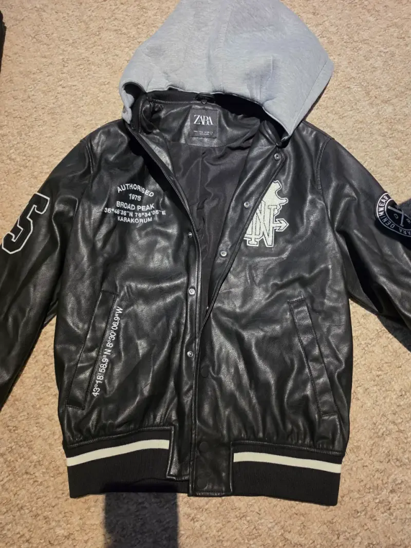 Chaqueta varsity negra con capucha Zara talla s - 1