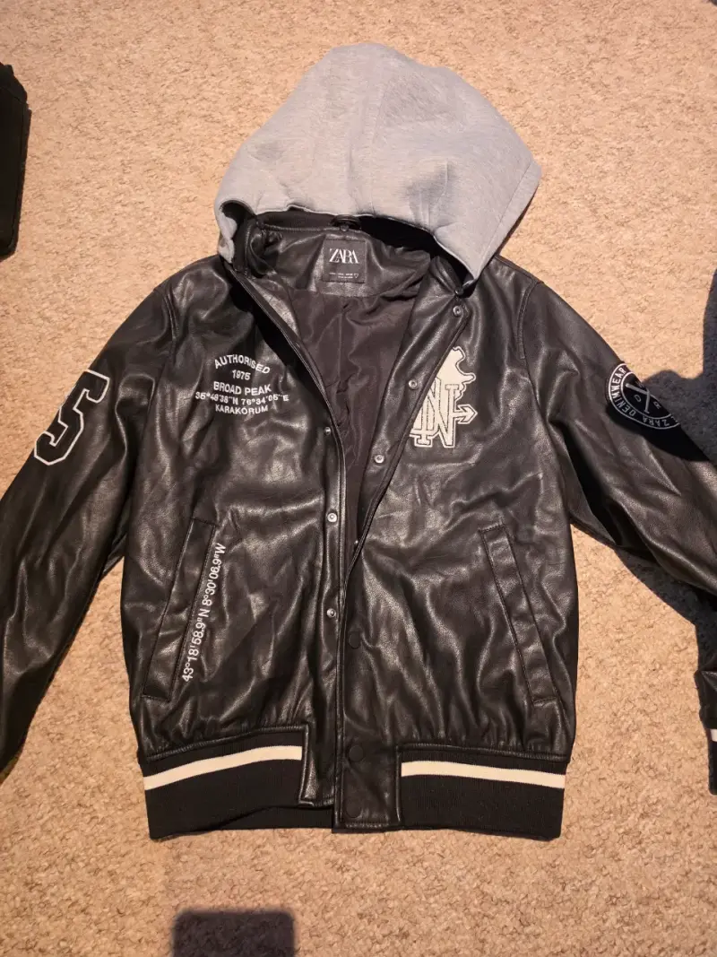Chaqueta varsity negra con capucha Zara talla s - 2
