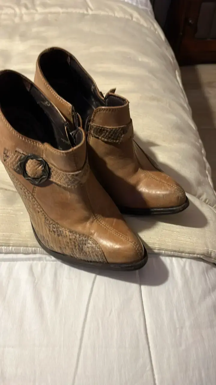 Botines de cuero marrón con hebilla