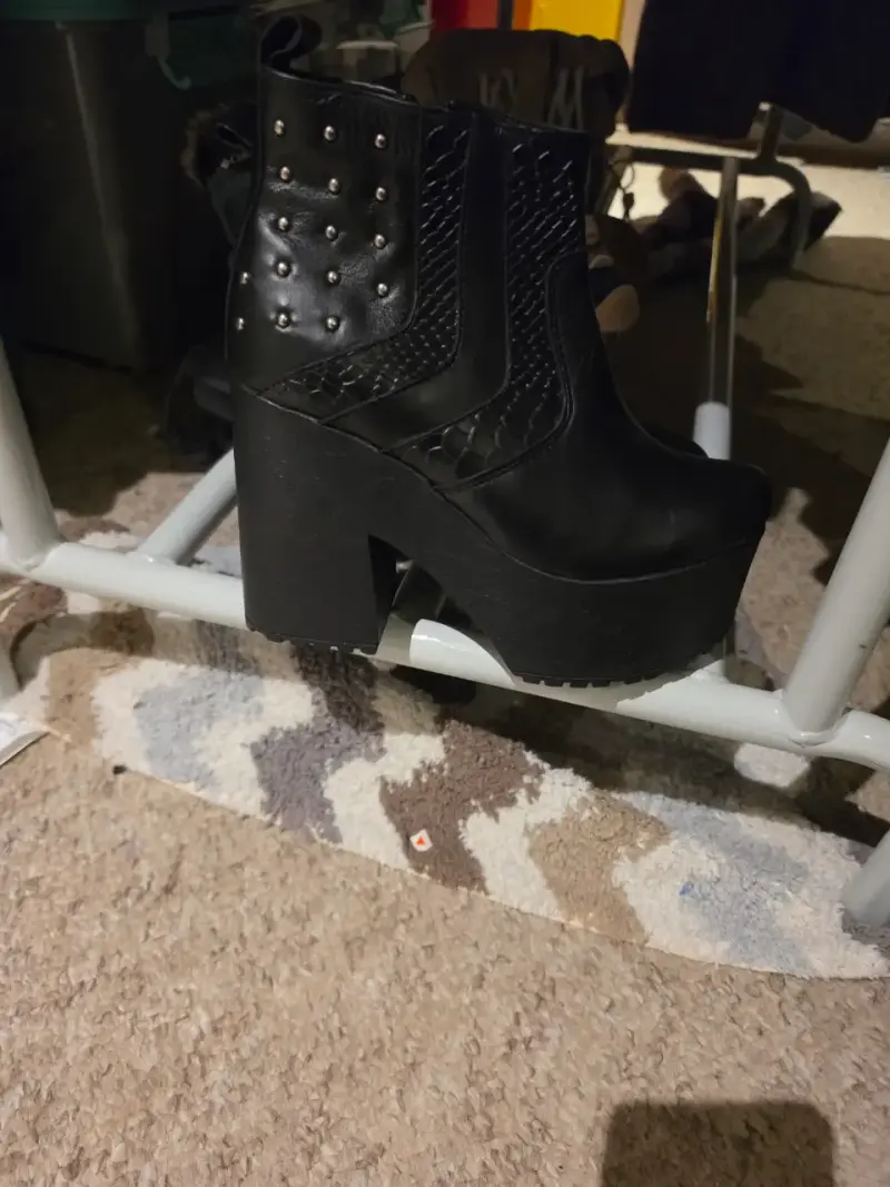 Botines stella  negros con plataforma y tachas - 1