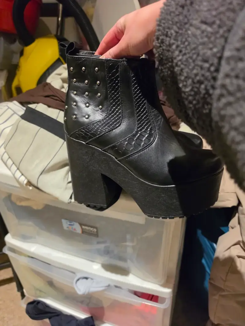 Botines stella  negros con plataforma y tachas - 2