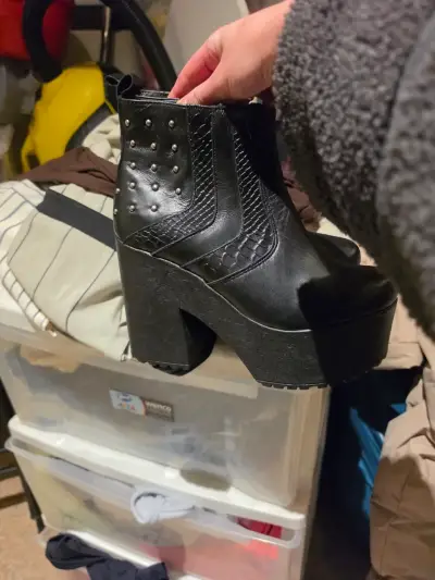 Botines stella  negros con plataforma y tachas - miniatura 2