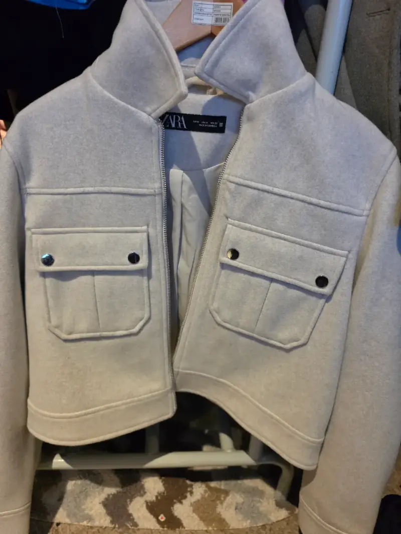Chaqueta corta gris Zara con bolsillos - 1