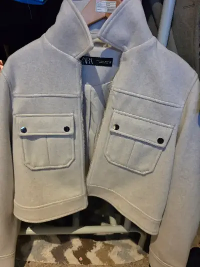 Chaqueta corta gris Zara con bolsillos - miniatura 1
