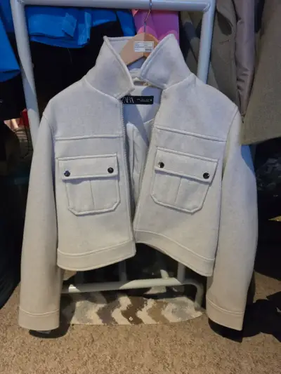 Chaqueta corta gris Zara con bolsillos - miniatura 2