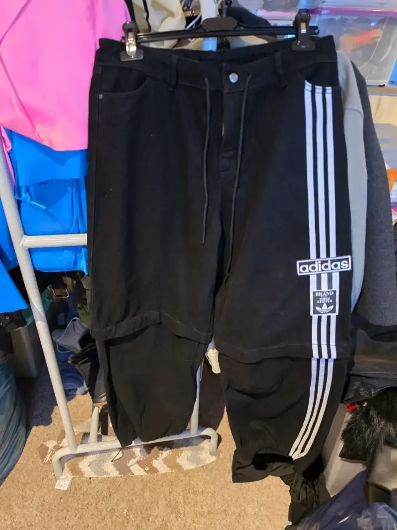Pantalones deportivos Adidas negros con franjas - 1