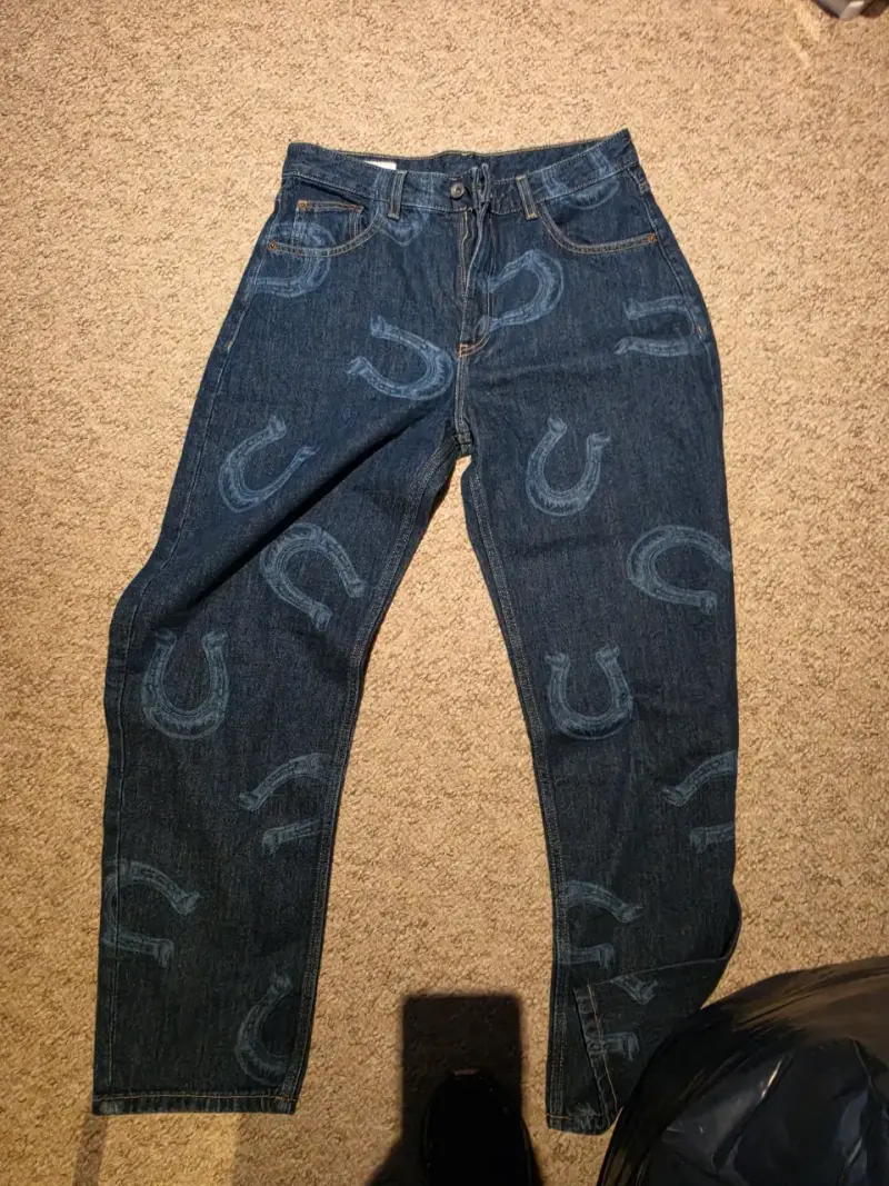 Jeans zara de mezclilla con diseño de herraduras