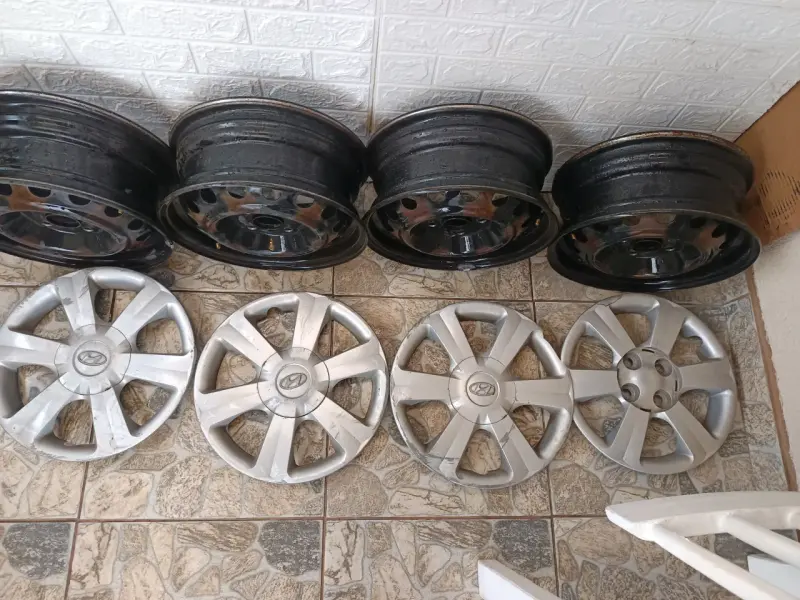 Set de llantas y tapacubos Hyundai accent usados - 1