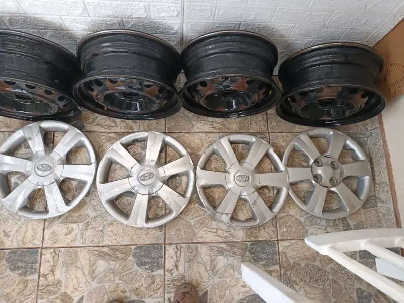 Set de llantas y tapacubos Hyundai accent usados - 2