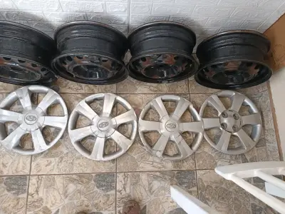 Set de llantas y tapacubos Hyundai accent  usados - miniatura 2