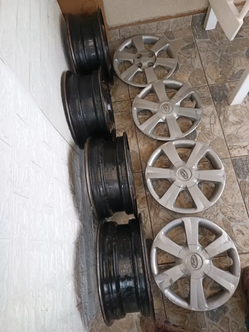 Set de llantas y tapacubos Hyundai accent usados - 3