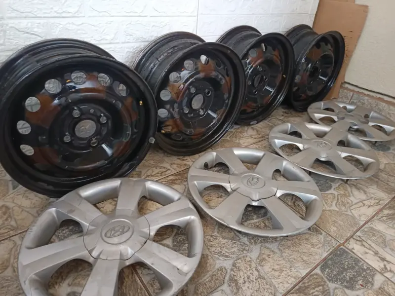 Set de llantas y tapacubos Hyundai accent usados - 4