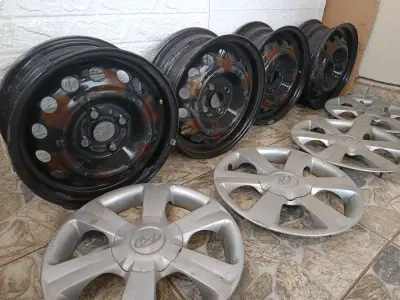 Set de llantas y tapacubos Hyundai accent  usados - miniatura 5