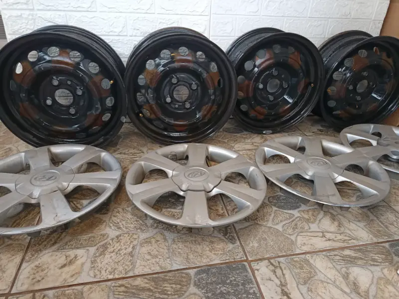 Set de llantas y tapacubos Hyundai accent usados - 6
