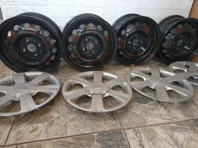 Set de llantas y tapacubos Hyundai accent  usados - miniatura 6