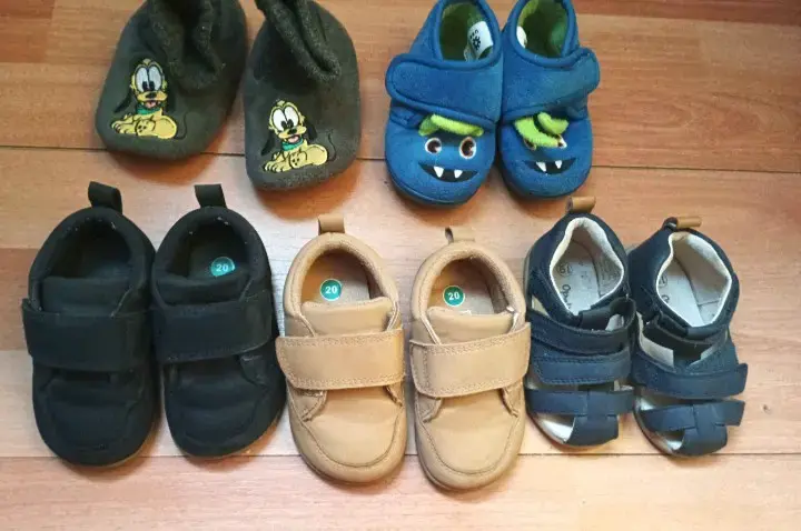 Lote de zapatos y pantuflas para niños talla 19-20