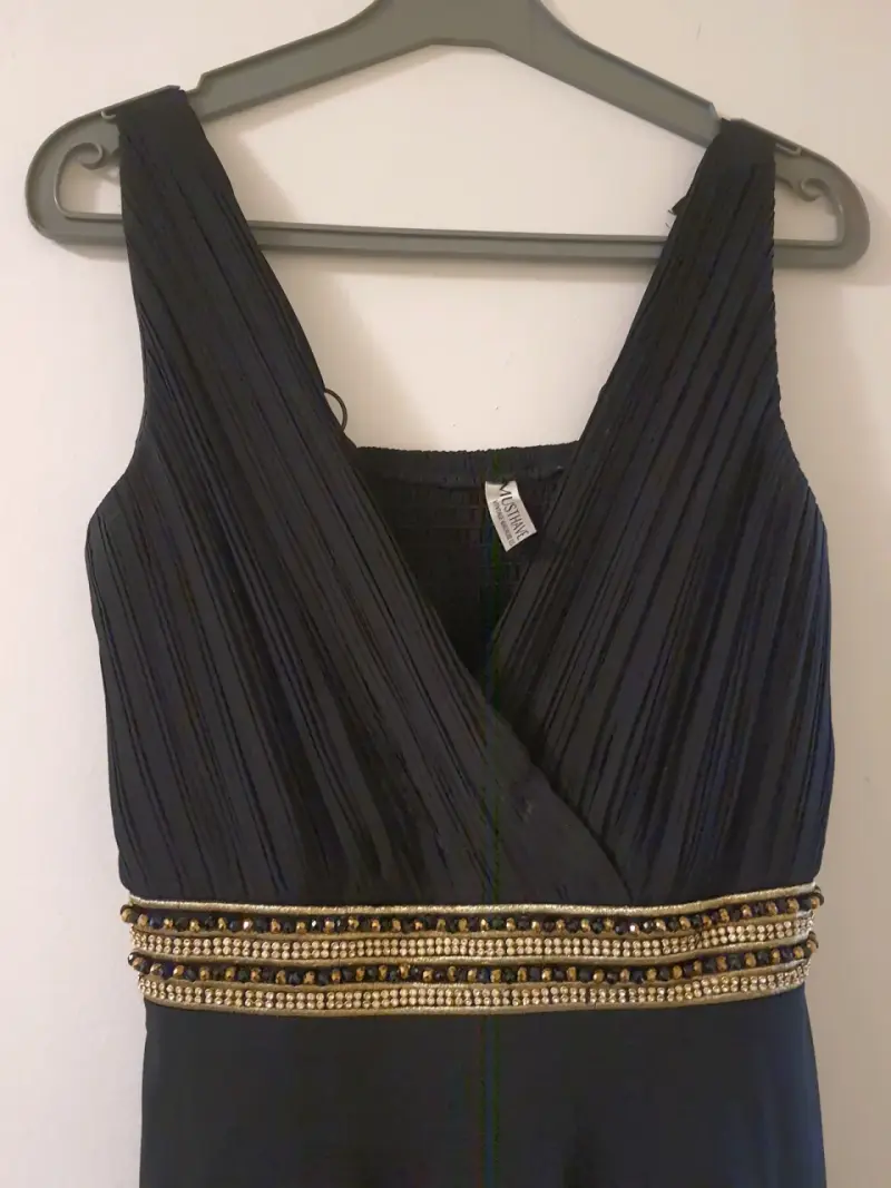 Vestido negro elegante con detalles dorados - 1