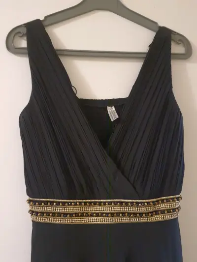 Vestido negro elegante con detalles dorados - miniatura 1