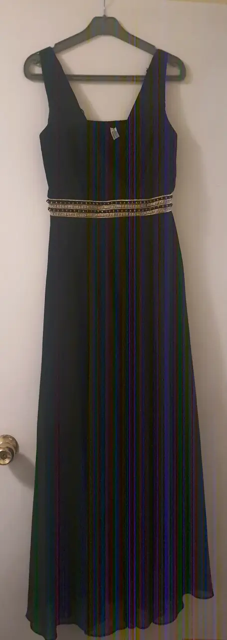 Vestido negro elegante con detalles dorados - 2