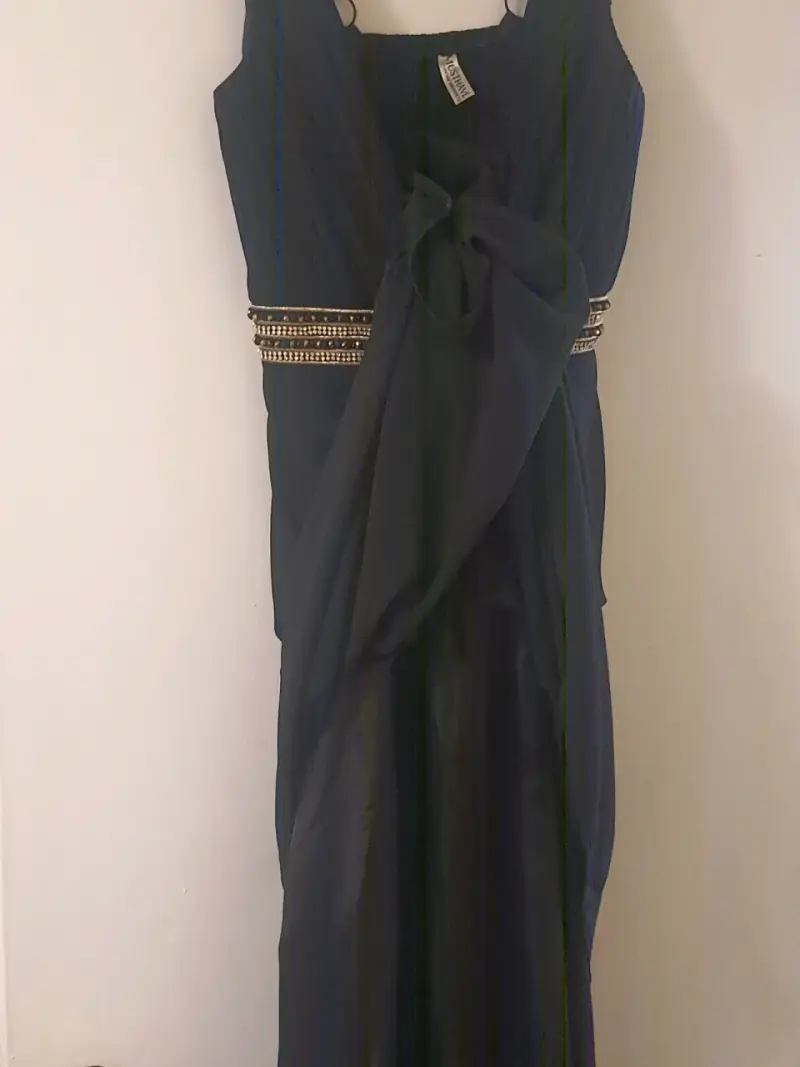 Vestido negro elegante con detalles dorados - 3