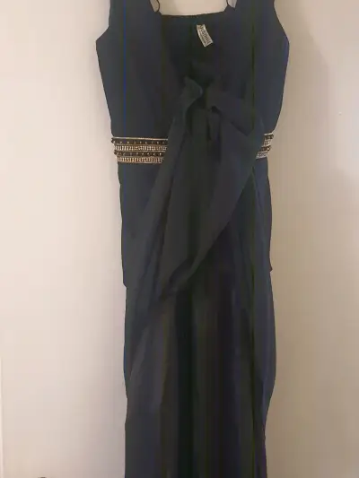 Vestido negro elegante con detalles dorados - miniatura 3