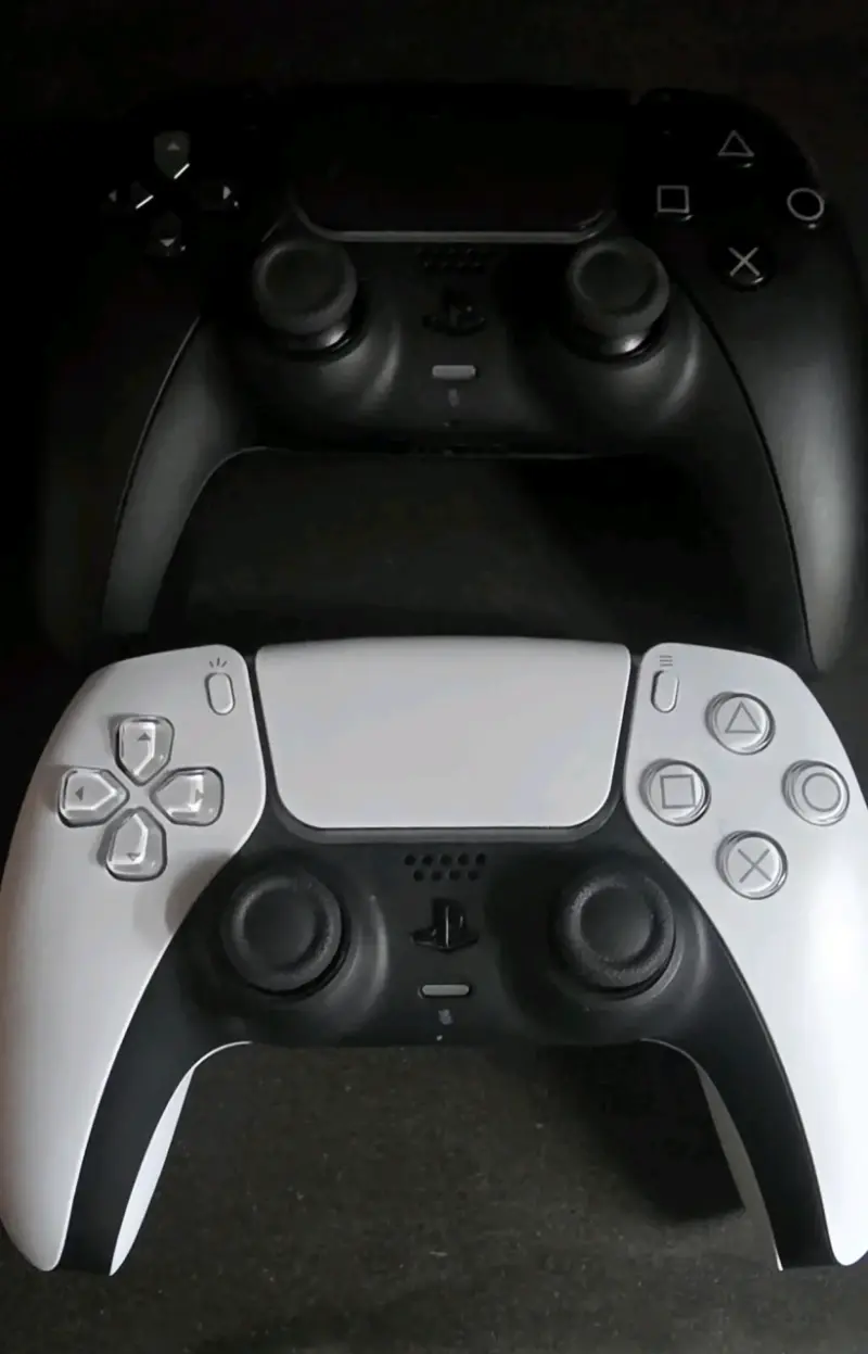 Consola PlayStation 5 en buen estado y 2 controles - 3