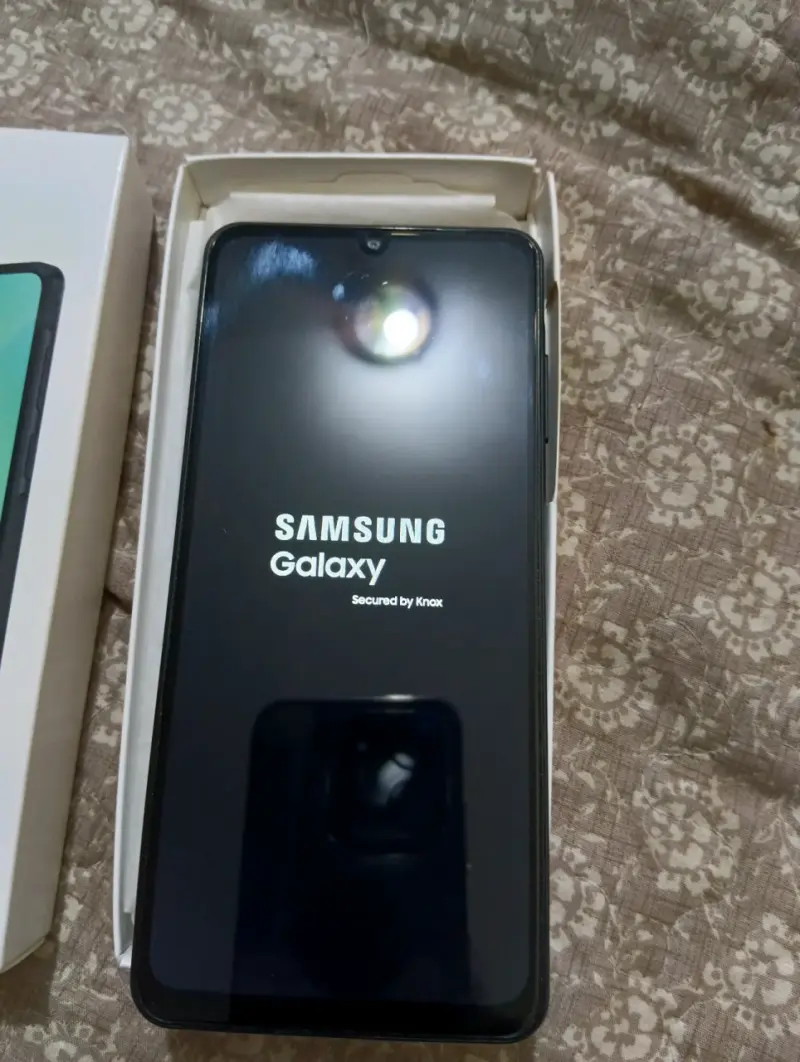 Smartphone Samsung con pantalla grande - 2