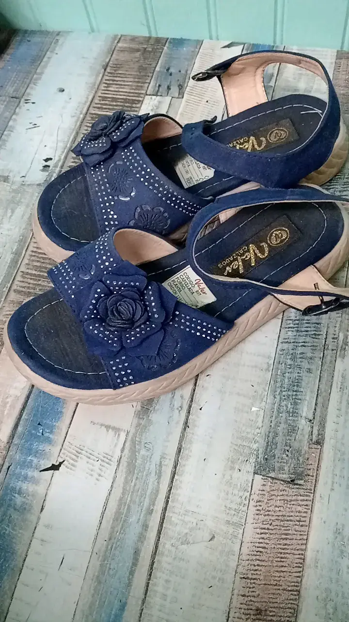 Sandalias azules con flores decorativas