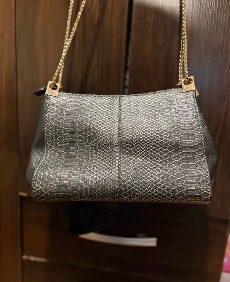 Cartera negra con cadena dorada elegante - 2