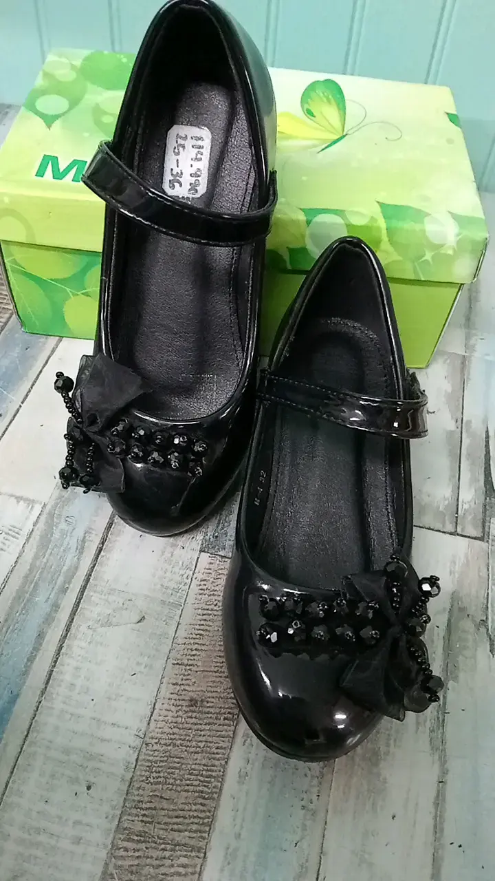 Zapatos de charol negros para niña con lazo