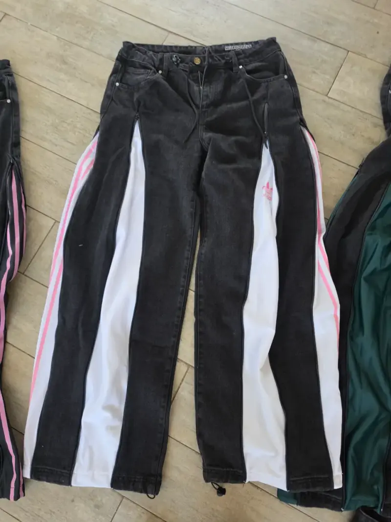 Pantalones deportivos negros con franjas blancas