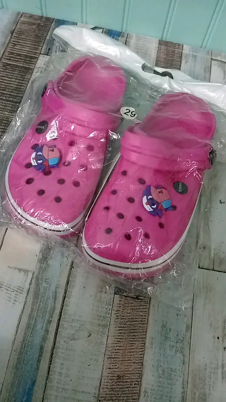 Zuecos infantiles rosados con diseño divertido