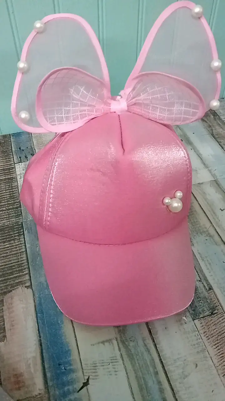 Gorra rosa con orejas y perlas decorativas
