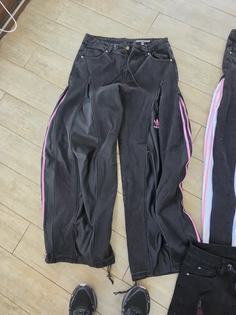 Pantalones Adidas Originals negros con franjas rosas