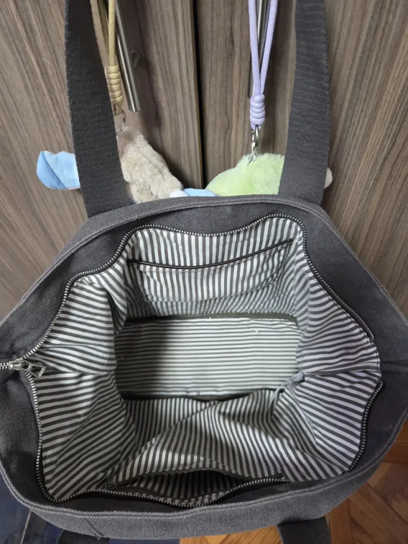 Bolso tote gris con interior a rayas - 1