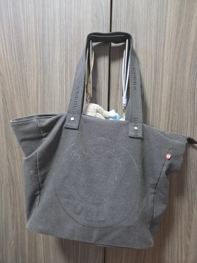 Bolso tote gris con interior a rayas - 2