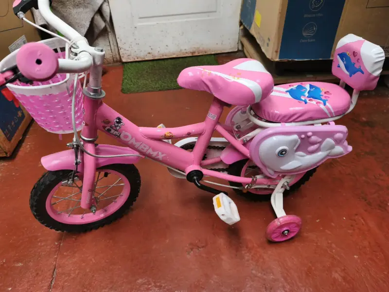 Bicicleta infantil rosa con rueditas y canasto - 2