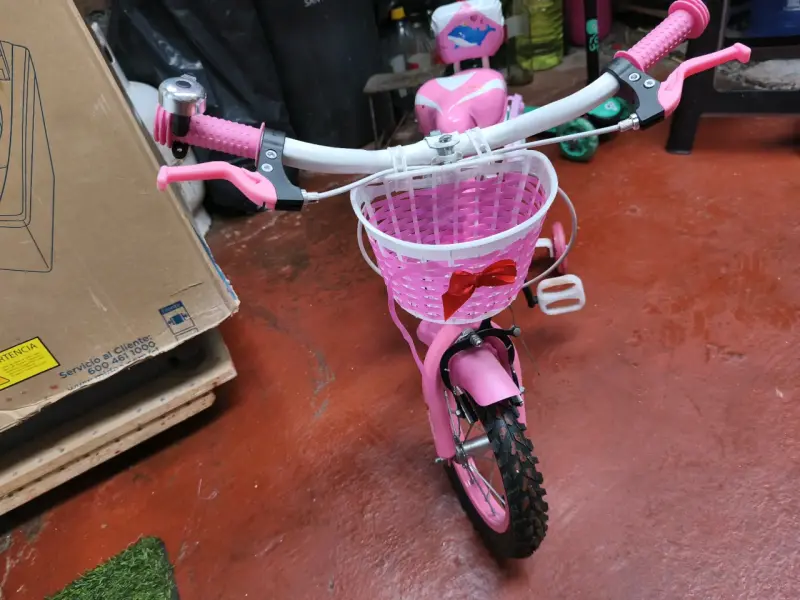Bicicleta infantil rosa con rueditas y canasto - 3