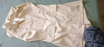Abrigo beige de mujer con botones - miniatura 1