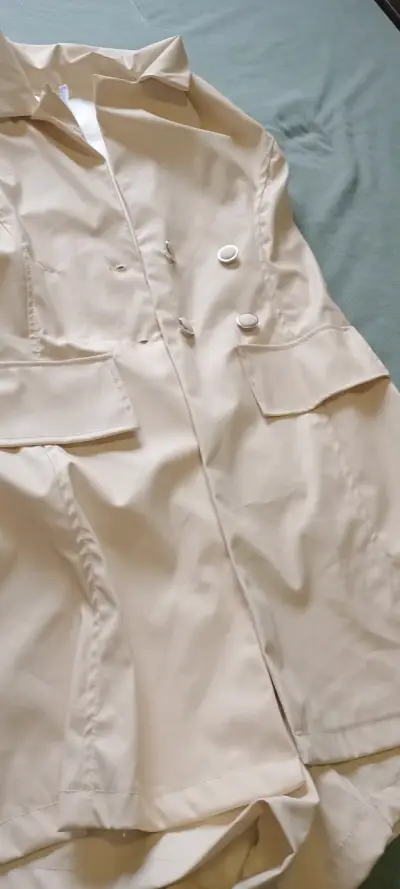 Abrigo beige de mujer con botones - miniatura 2