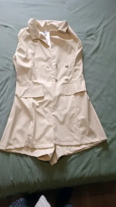 Abrigo beige de mujer con botones - miniatura 3