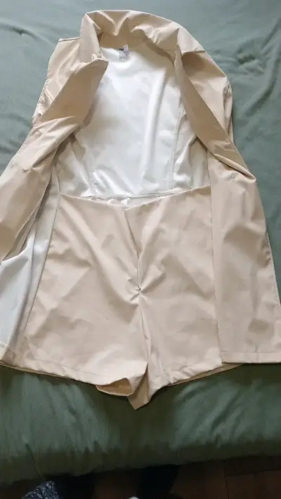 Abrigo beige de mujer con botones - miniatura 4