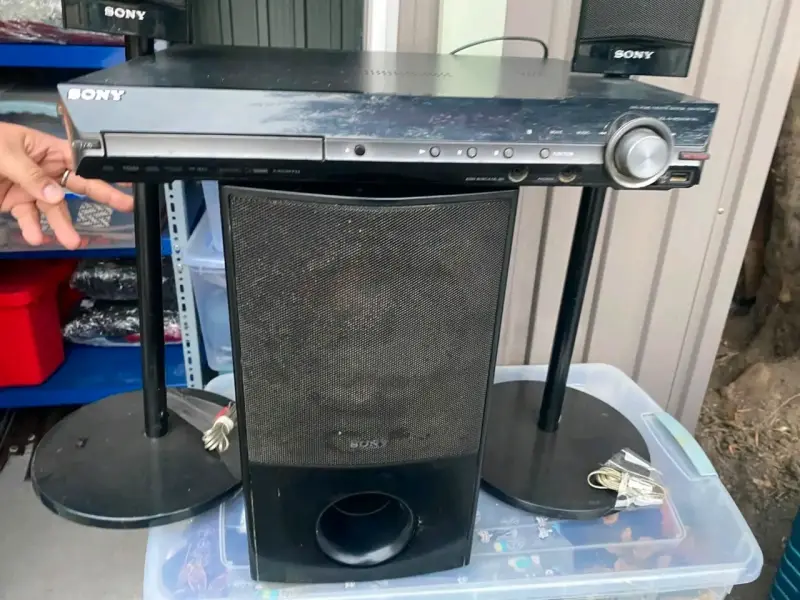 Sistema de sonido Sony con parlantes - 2