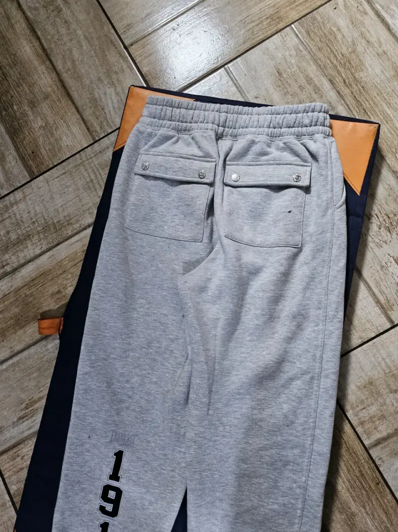 Pantalones deportivos grises con bolsillos - 1