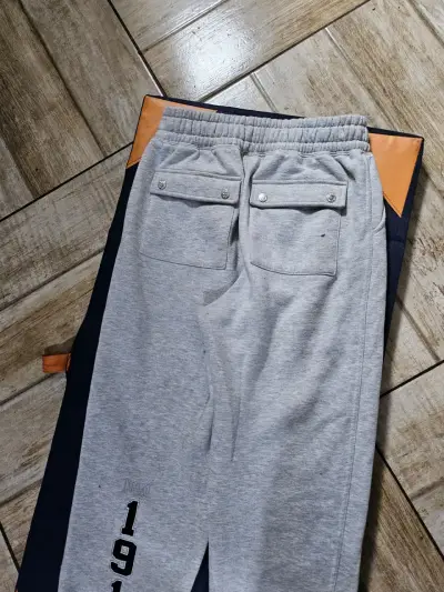 Pantalones deportivos grises con bolsillos - miniatura 1