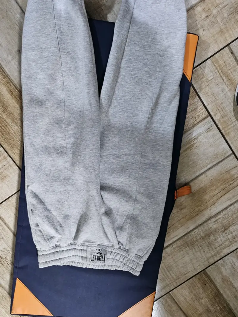 Pantalones deportivos grises con bolsillos - 2