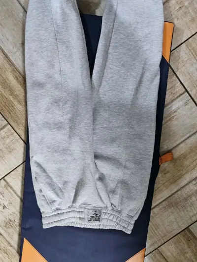 Pantalones deportivos grises con bolsillos - miniatura 3