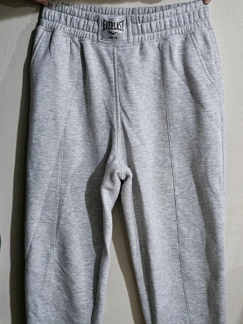 Pantalones deportivos grises con bolsillos - 4